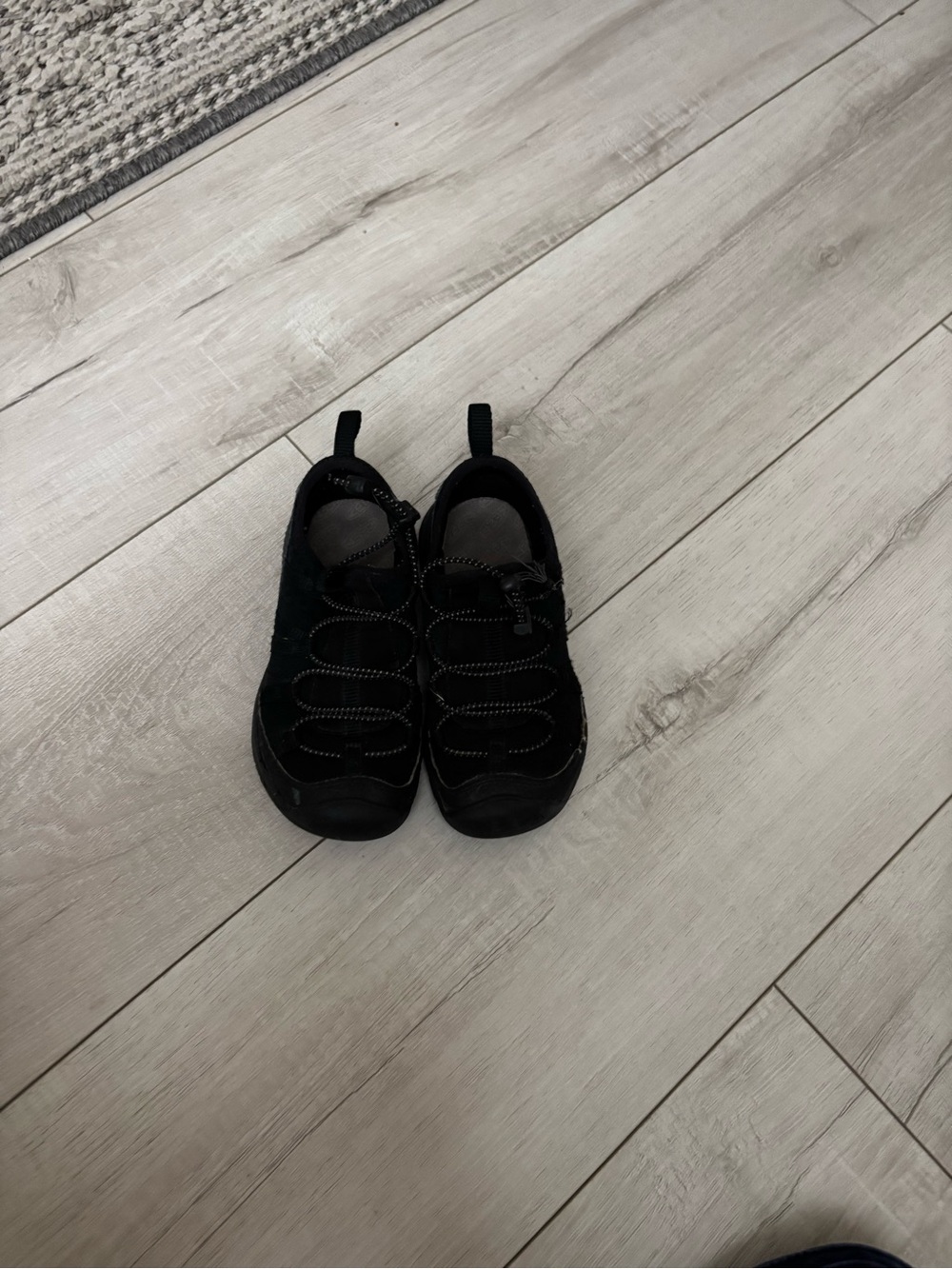 Kids lightweight Black Keen Athletic Sneakers, size 11